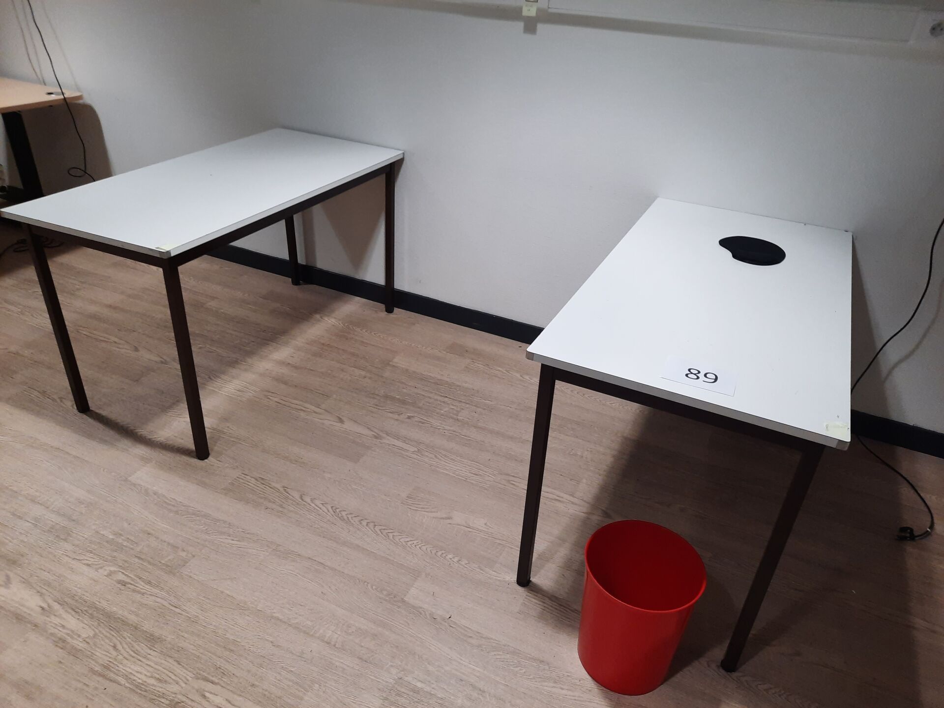 5 tables rectangulaires en mélaminé blanc, piètement métal (…