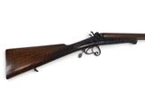 un fusil avec un canon en bois et une poignée en bois