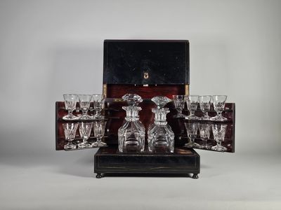 un service de verres à vin posé dans un coffret sur une table