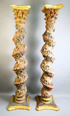 paire de bougeoirs anciens peints et dorés, sur socles