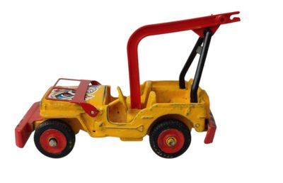 camionnetto jouet jaune et rouge avec une poignée rouge sur fond blanc