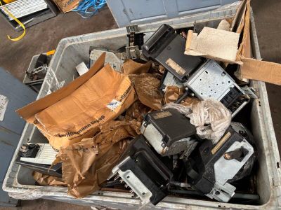 un bac rempli d'appareils électroniques dans un garage
