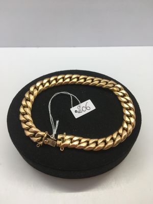 un bracelet en chaîne d'or orné d'une plaque