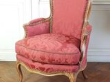 une chaise posée sur le sol d'une pièce