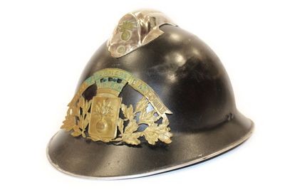 un casque orné d'une crête, sur fond blanc