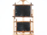une étagère en bois sur laquelle sont posés deux tableaux noirs