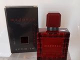 une image représentant un flacon de parfum rouge à côté d'une boîte noire