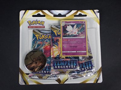 une photo d'une carte à collectionner Pokémon accompagnée d'un pin's