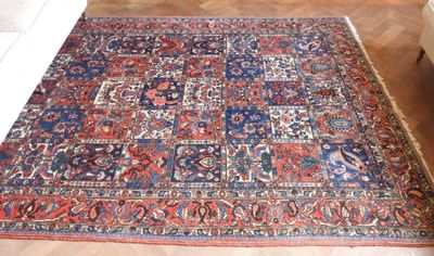 une photo d'un grand tapis oriental posé sur un parquet