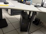 un bureau d'ordinateur sur lequel se trouvent un ordinateur portable et une imprimante