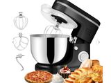 une photo en noir et blanc représentant un mixeur et quelques pâtisseries