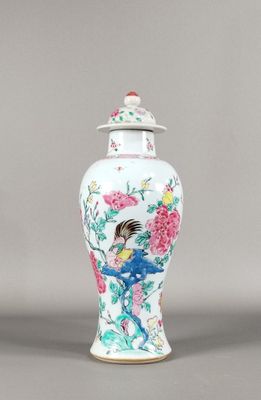 un vase blanc orné d'un oiseau et de fleurs