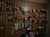 un mur sur lequel sont accrochés de nombreux outils différents, dans une pièce