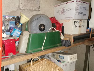 une étagère sur laquelle se trouvent divers objets et un panier posé sur l'étagère