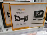 un carton sur lequel est posée une télévision, dans le magasin