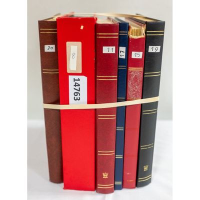 un grand nombre de livres empilés les uns sur les autres