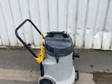 une machine garée au bord de la route