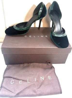 les chaussures sont posées sur la boîte, à côté du sac