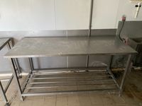 Deux tables en inox à claies médianes Dimensions : 84 x 75 x… (photo 3)