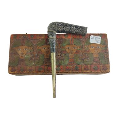 un stylo posé sur un portefeuille dans lequel se trouve un stylo