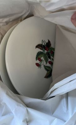 une assiette blanche ornée d'une fleur, dans un sac blanc