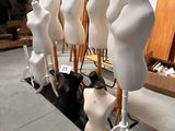 Plusieurs mannequins sont alignés en rang dans une pièce