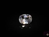 un diamant blanc sur une surface noire