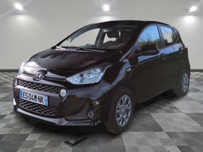 la photo d'une petite voiture garée dans un garage