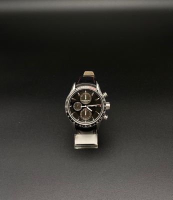 gros plan d'une montre sur une surface noire