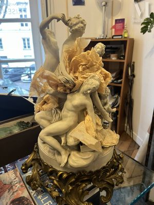 une statue posée sur une table en verre