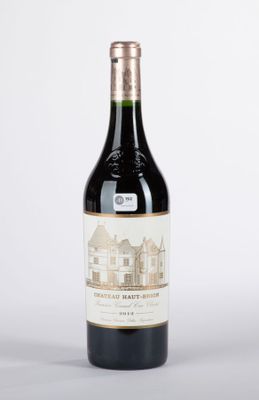 une photo d'une bouteille de vin rouge sur fond blanc