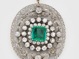 un pendentif en émeraude et diamants
