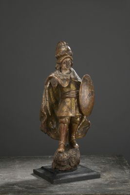 une statue en bronze représentant un homme muni d'un bouclier et d'un bouclier