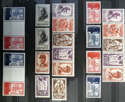 plusieurs timbres différents exposés dans une vitrine posée sur une table