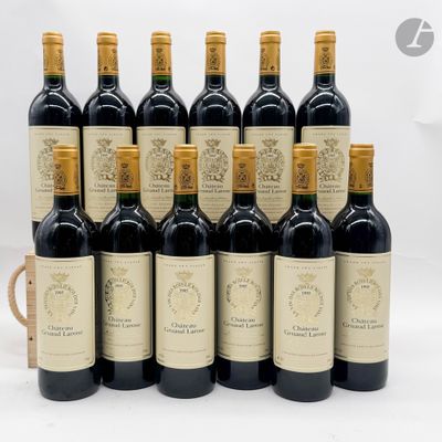 un lot de bouteilles de vin alignées les unes à côté des autres