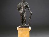 une image représentant une statue en bronze d'un homme tenant un panier