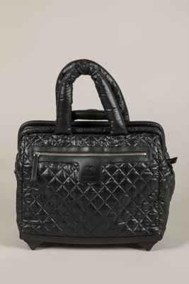CHANEL - Sac Trolley en doudoune matelassé et cuir noir, deu…