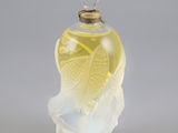 une bouteille en verre contenant un liquide jaune