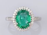 une bague en émeraude et diamant