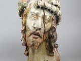 une image représentant une sculpture de Jésus portant une couronne d'épines sur la tête
