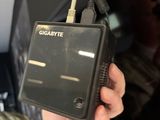 un homme qui tient une télécommande à la main