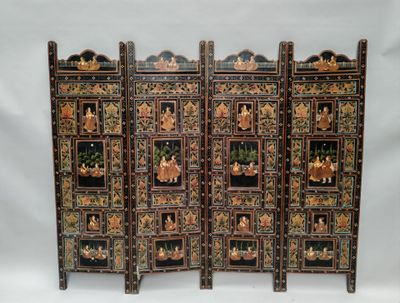 une image représentant un paravent en bois composé de quatre panneaux ornés de personnages