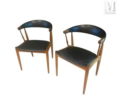 paire de chaises de salle à manger danoises en teck datant du milieu du siècle dernier, avec des assises rembourrées en cuir noir