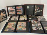de nombreux types de timbres différents dans un classeur posé sur la table