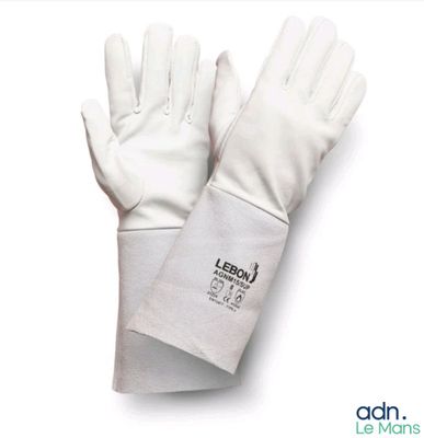 une image représentant une paire de gants blancs sur fond blanc