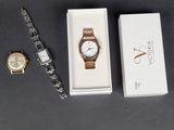 deux montres et un coffret à montres posés sur une table