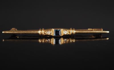un stylo doré posé sur une table, sur fond noir