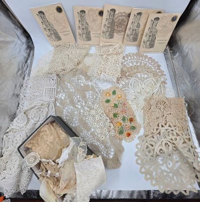 de nombreux napperons dans une boîte posée sur une table