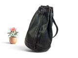 sac à dos en cuir noir représentant une fleur dans un pot sur fond blanc