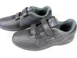 une paire de chaussures pour enfants avec des bandes Velcro sur fond blanc